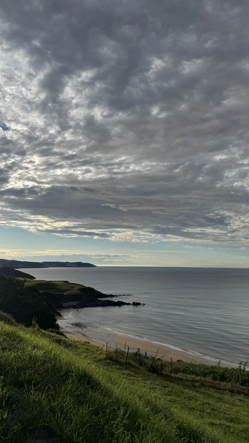 La costa de Caravia vista desde la casa, con la playa abajo