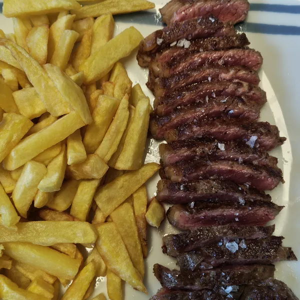 Entrecot a la brasa con patatas fritas caseras